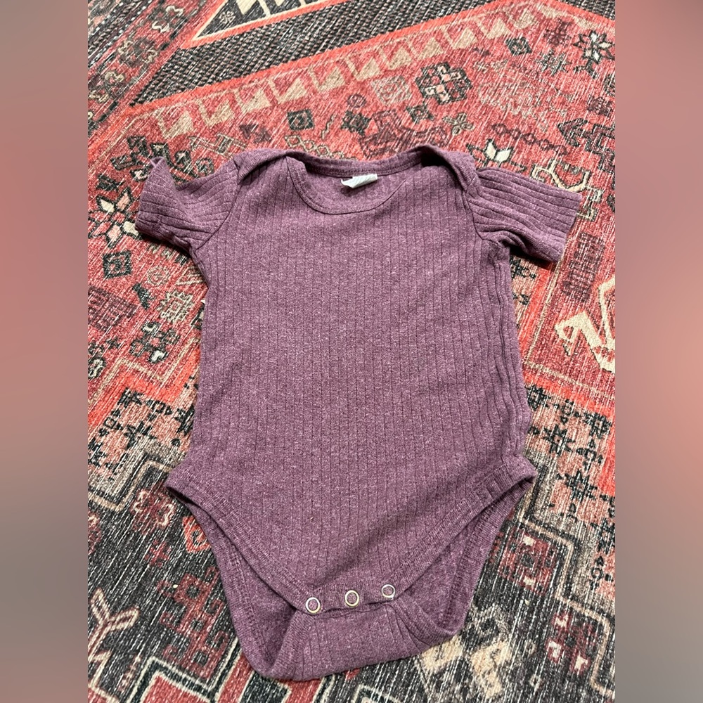 Kate Quinn Ribbed Organic Cotton Onesie size 6-12 months